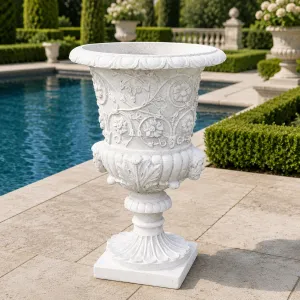Jardinera de Urna con Relieve Floral de Lujo y Peana Esculpida - Maceteros de Lujo Vista lifestyle por Luxury Group International