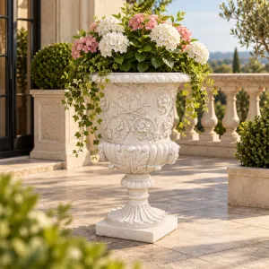 Jardinera de Urna con Relieve Floral de Lujo y Peana Esculpida - Maceteros de Lujo Vista lifestyle por Luxury Group International