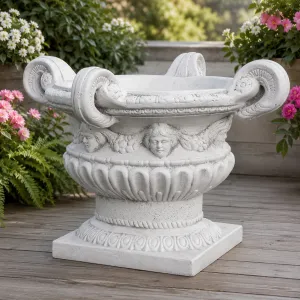 Jardinera de Urna de Lujo con Cuatro Asas y Relieve de Rostro Esculpido - Maceteros de Lujo Vista lifestyle por Luxury Group International