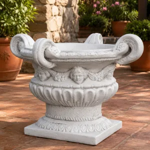 Jardinera de Urna de Lujo con Cuatro Asas y Relieve de Rostro Esculpido - Maceteros de Lujo Vista lifestyle por Luxury Group International