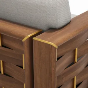 Luxus-Viersitzer-Sofa mit Holzrahmen und Marmor-Beistelltisch Detailansicht von Luxury Group International