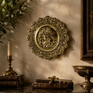 Luxus Bronze-Reliefskulptur mit gerahmtem Jesus Christus Gesicht in Gold- und Antikbronze-Finish Lifestyle-Ansicht von Luxury Group International