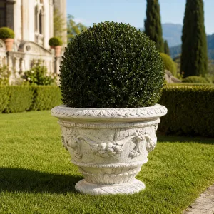 Macetero de Jardín de Lujo con Guirnalda de Frutas y Relieve de Hojas Esculpidas - Maceteros de Lujo Vista lifestyle por Luxury Group International