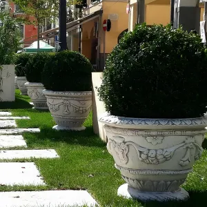 Macetero de Jardín de Lujo con Guirnalda de Frutas y Relieve de Hojas Esculpidas - Maceteros de Lujo Vista lifestyle por Luxury Group International