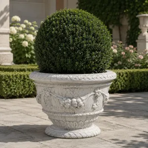 Macetero de Jardín de Lujo con Guirnalda de Frutas y Relieve de Hojas Esculpidas - Maceteros de Lujo Vista lifestyle por Luxury Group International