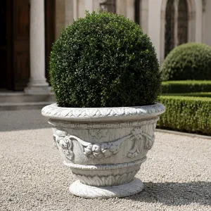 Macetero de Jardín de Lujo con Guirnalda de Frutas y Relieve de Hojas Esculpidas - Maceteros de Lujo Vista lifestyle por Luxury Group International