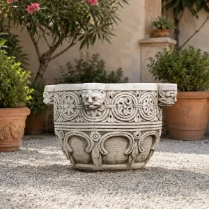 Vaso da Giardino di Lusso con Rilievo Ornamentale a Volute e Dettagli con Testa di Leone Vista lifestyle di Luxury Group International
