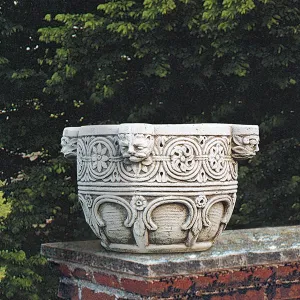 Vaso da Giardino di Lusso con Rilievo Ornamentale a Volute e Dettagli con Testa di Leone Vista lifestyle di Luxury Group International