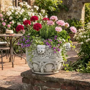 Vaso da Giardino di Lusso con Rilievo Ornamentale a Volute e Dettagli con Testa di Leone Vista lifestyle di Luxury Group International