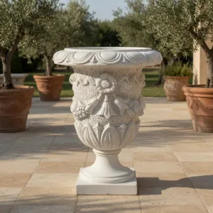 Jardinière de Jardin de Luxe en Urne avec Guirlande Drapée et Relief Rosace Florale - Jardinières de Luxe Vue lifestyle par Luxury Group International