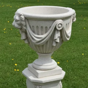 Jardinera de Urna de Lujo con Máscaras de Cabeza de León y Relieve de Guirnalda Drapeada - Maceteros de Lujo Vista lifestyle por Luxury Group International
