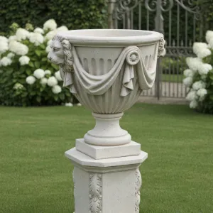 Jardinera de Urna de Lujo con Máscaras de Cabeza de León y Relieve de Guirnalda Drapeada - Maceteros de Lujo Vista lifestyle por Luxury Group International