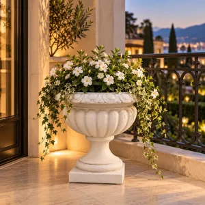 Macetero de Jardín de Lujo en Forma de Urna con Cuenco Acanalado Esculpido y Borde Decorativo - Maceteros de Lujo Vista lifestyle por Luxury Group International
