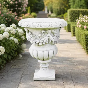 Jardinière de Jardin en Urne de Luxe à Relief de Guirlande avec Coupe Sculptée en Pétale - Jardinières de Luxe Vue lifestyle par Luxury Group International