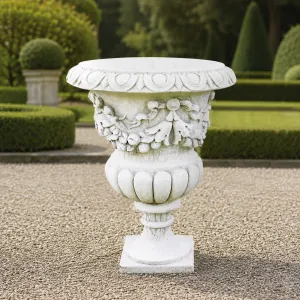 Jardinière de Jardin en Urne de Luxe à Relief de Guirlande avec Coupe Sculptée en Pétale - Jardinières de Luxe Vue lifestyle par Luxury Group International
