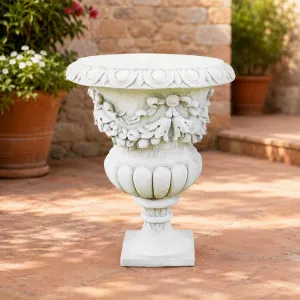 Jardinière de Jardin en Urne de Luxe à Relief de Guirlande avec Coupe Sculptée en Pétale - Jardinières de Luxe Vue lifestyle par Luxury Group International