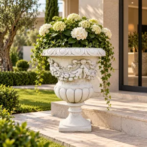 Jardinière de Jardin en Urne de Luxe à Relief de Guirlande avec Coupe Sculptée en Pétale - Jardinières de Luxe Vue lifestyle par Luxury Group International
