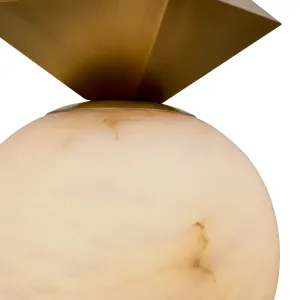 Lampada a Sospensione di Lusso con Globo Geometrico in Alabastro e Finitura in Ottone Spazzolato Vista dettaglio di Luxury Group International