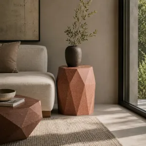 Tavolino Laterale di Lusso in Cemento Geometrico con Design Scultoreo Sfaccettato Vista lifestyle di Luxury Group International