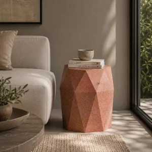 Tavolino Laterale di Lusso in Cemento Geometrico con Design Scultoreo Sfaccettato Vista lifestyle di Luxury Group International