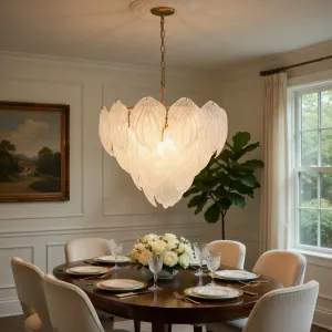 Lampadario di Lusso in Vetro a Forma di Foglia – Lampada a Sospensione Moderna in Vetro Artistico Satinato Vista lifestyle di Luxury Group International