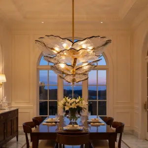 Lampada da Soffitto di Lusso in Vetro e Metallo con Illuminazione a Sospensione a Petali Floreali dal Design Moderno Vista lifestyle di Luxury Group International