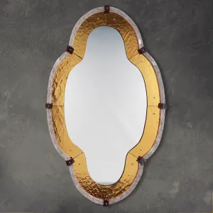 Miroir Mural en Verre de Luxe avec Cadre Organique Doré Martelé au Design Sculptural Courbé Vue de face par Luxury Group International