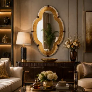 Miroir Mural en Verre de Luxe avec Cadre Organique Doré Martelé au Design Sculptural Courbé Vue lifestyle par Luxury Group International