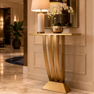 Luxus Gold Konsolentisch mit skulpturaler, geschwungener Metallbasis – Luxus Hotelmöbel Lifestyle-Ansicht von Luxury Group International