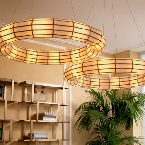 Luxus Goldring-Kronleuchter mit geometrischem Paneeldesign – Luxus Hotelmöbel Lifestyle-Ansicht von Luxury Group International