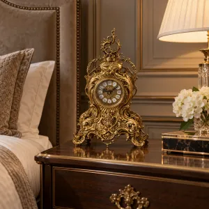 Reloj de Mesa de Bronce Dorado de Lujo Estilo Barroco con Cresta Calada y Adornos de Hojas de Acanto Vista lifestyle por Luxury Group International