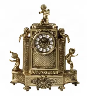 Reloj de Mesa de Bronce Dorado de Lujo con Figuras de Ángeles y Base Arquitectónica Ornamental Barroca Vista frontal por Luxury Group International