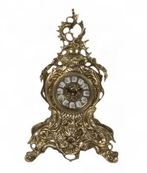 Reloj de Mesa de Bronce Dorado de Lujo con Escudo Barroco Calado y Adornos Ornamentales Vista frontal por Luxury Group International