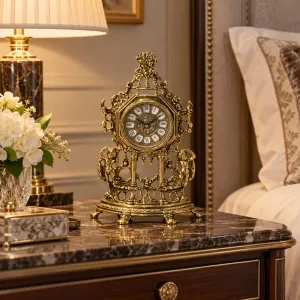 Reloj de Mesa de Bronce Dorado de Lujo con Ángeles Gemelos y Marco Abierto Barroco Ornamental Vista lifestyle por Luxury Group International