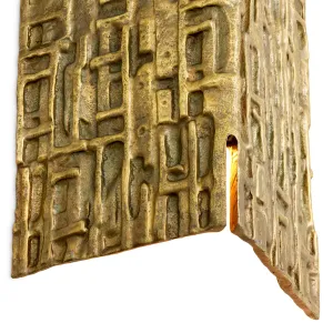 Lampada da Parete Scultorea di Lusso Dorata con Design Geometrico Testurizzato – 40 cm - Lampada da Parete di Lusso Vista dettaglio di Luxury Group International