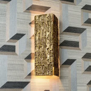 Lampada da Parete Scultorea di Lusso Dorata con Design Geometrico Testurizzato – 40 cm - Lampada da Parete di Lusso Vista lifestyle di Luxury Group International