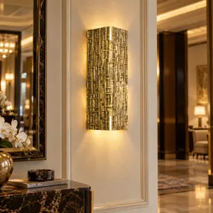 Lampada da Parete Scultorea di Lusso Dorata con Design Geometrico Testurizzato – 40 cm - Lampada da Parete di Lusso Vista lifestyle di Luxury Group International