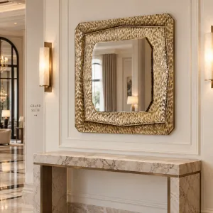 Specchio da parete di lusso “Golden Square” con cornice dalla texture martellata – 100 cm - Arredamento di lusso per hotel Vista lifestyle di Luxury Group International