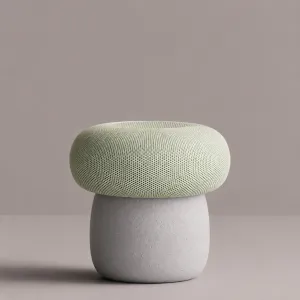 Luxus Grüner Polsterhocker mit Skulpturalem Betonfuß, Moderne Runde Form von Luxury Group International