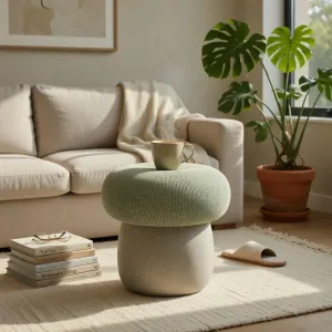 Luxus Grüner Polsterhocker mit Skulpturalem Betonfuß, Moderne Runde Form Lifestyle-Ansicht von Luxury Group International