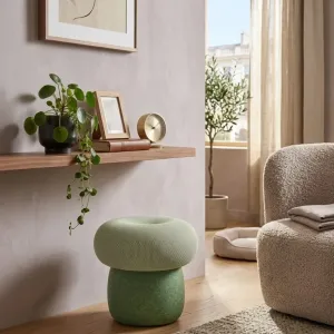 Luxus Grüner Polsterhocker mit Skulpturalem Steinfuß Lifestyle-Ansicht von Luxury Group International