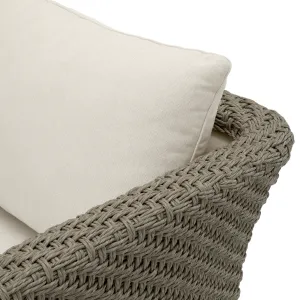 Luxuriöser Outdoor-Sessel aus grauem Kunstrattan mit sandfarbenen Kissen – 90 cm – Luxuriöse Hotelmöbel Vorderansicht von Luxury Group International