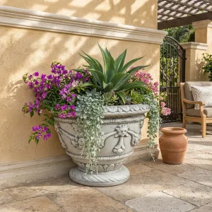 Macetero de Jardín de Media Luna de Lujo con Relieve de Guirnalda Esculpida - Maceteros de Lujo Vista lifestyle por Luxury Group International