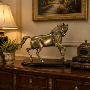 Luxus Pferdefigur Bronze Skulptur in Gold- & Silber-Finish Lifestyle-Ansicht von Luxury Group International