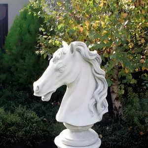 Scultura da Giardino Testa di Cavallo di Lusso con Criniera Fluttuante Scolpita - Scultura Classica di Lusso Vista frontale di Luxury Group International