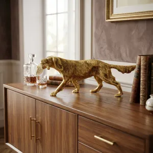 Escultura de Bronce de Perro de Caza de Lujo con Ave de Caza en Dos Acabados Vista lifestyle por Luxury Group International