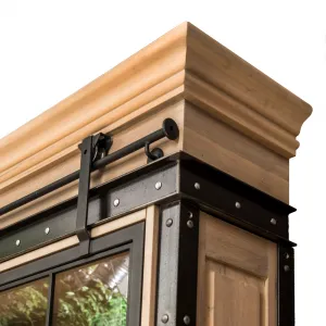 Vetrina Industriale di Lusso in Legno con Pannello Scorrevole in Vetro e Struttura in Metallo Rivettato Vista dettaglio di Luxury Group International