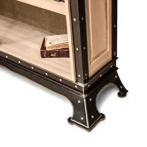 Vetrina Industriale di Lusso in Legno con Pannello Scorrevole in Vetro e Struttura in Metallo Rivettato Vista dettaglio di Luxury Group International