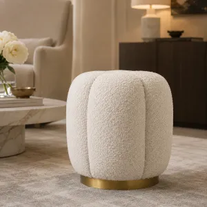 Luxus Elfenbein Bouclé-Hocker mit Skulpturalem Kanaldesign & Goldfuß - Luxus Hotelmöbel Lifestyle-Ansicht von Luxury Group International