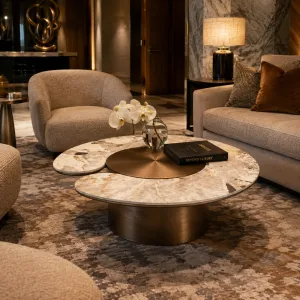 Tavolino Rotondo di Lusso Effetto Marmo Avorio e Bronzo - Tavolino di Lusso Vista lifestyle di Luxury Group International